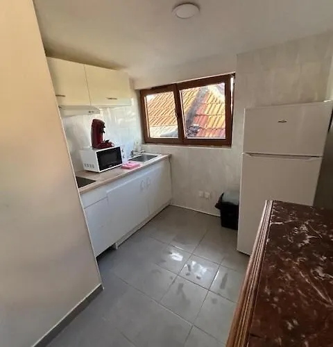 Entire 2 Bedroom 5 Beds Apartmán